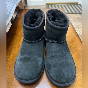 Girls classic mini UGG, black, size 3
